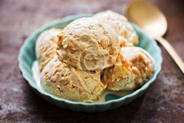 Caramel ice cream with butterscotch sauce and praline