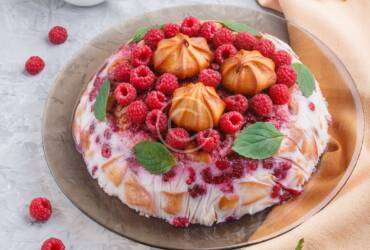 Quick and easy summer cakes with jelly, fruits and berries
